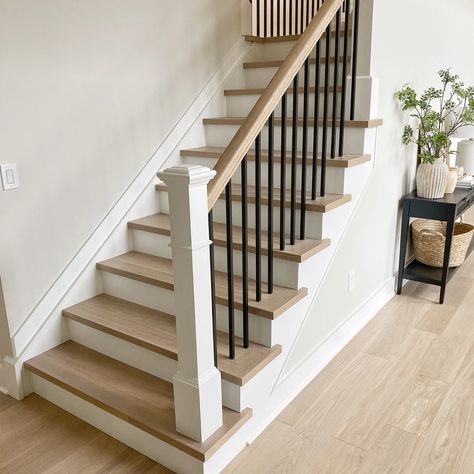 Staircase In Living Room, Modern Farmhouse Staircase, Farmhouse Staircase, Stairs Trim, Farmhouse Stairs, Luxurious Kitchens, Small Staircase, Stairs Renovation, Traditional Staircase