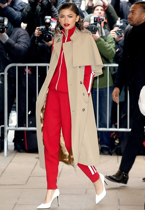 Zendaya In a red and white tracksuit and sleeveless trench coat entering the Michael Kors show at New York Fashion Week Zendaya Street Style, Sleeveless Trench Coat, Red Tracksuit, Matching Tracksuit, White Tracksuit, Sleeveless Trench, Zendaya Outfits, Zendaya Style, Fashion Media