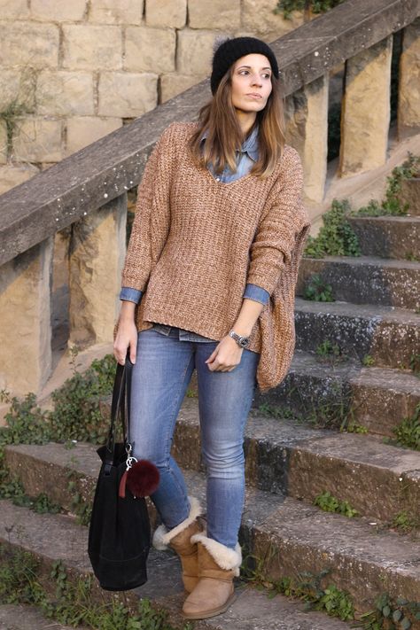 botas UGG Australia y jersey invierno mujer. Sweater, ugg boots, jeans, denim shirt, beany. Fashion blogger Vanessa Cano from In Front Row Style. #fashion #blog #ootd #outfits #style Look Casual Invierno, College Outfits Comfy Casual, Orange Sweater Outfit, College Outfits Summer Casual, College Outfits Party, Outfit With Uggs, College Outfits Women, Outfit Botas, College Outfits Casual