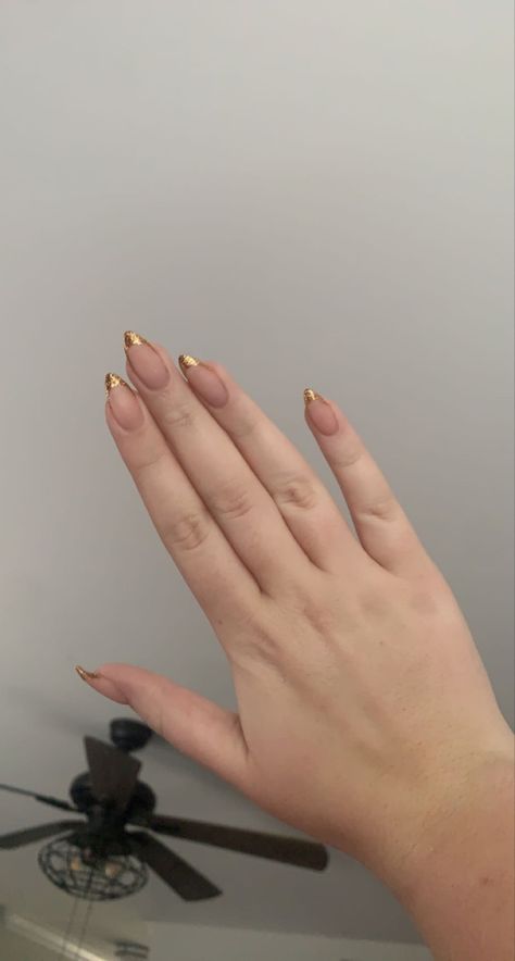 Matte And Gold Nails, Gold Powder Nails, Gold French Tip Nails Short, Shiny Gold Nails, Gold Powder Dip Nails, Oval Gold French Tip Nails, Dip Powder Nails French Tip Gold, Uñas Dip Powder, Gold French Manicure Almond