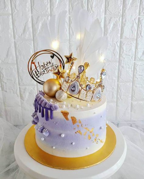 50 Queen Cake Design (Cake Idea) - March 2020 Queen Birthday Cake, Birthday Cake For Wife, Birthday Cake Crown, Queens Birthday Cake, Queen Cake, Queen Cakes, Crown Cake, 2 Birthday Cake, Queen Birthday