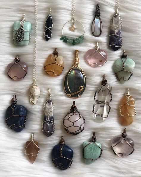 Ways To Wrap Crystals, Jewelry Crystal Stones, Jewelry Stones Gemstone, Crystal Jewelry Business, Crystal Jewelry Handmade, Crystal Wrapping Ideas, Wrapped Crystal Jewelry, Jewelry With Rocks, Wired Stone Jewelry