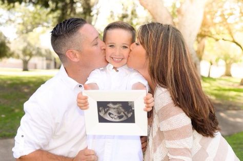 Were Expecting Announcements, Cheek Kisses, Pregnancy Announcement Photography, Baby 2 Announcement, Expecting Announcement, Second Baby Announcements, Baby Announcement Photoshoot, Baby Announcement Pictures, Family Maternity Photos