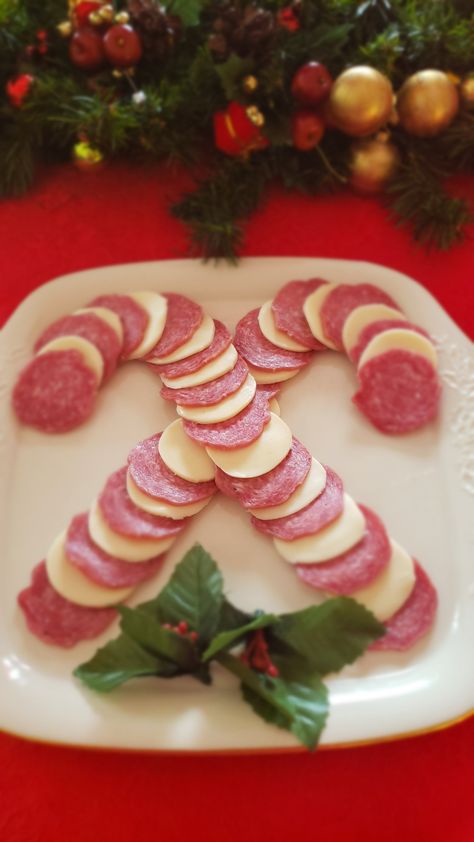 Finger Food Appetizers Christmas, Red Christmas Food Ideas, Christmas Party Themed Food, Candy Cane Cheese Board, Christmas Easy Food Ideas, Christmas Themed Snacks For Adults, Pot Luck Christmas Party, Christmas Cute Food Ideas, North Pole Breakfast Food