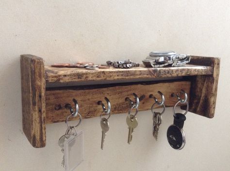 Country Key Holder, Pallet Key Holder, Wooden Key Hanger, Pallet Key Holder Diy, Diy Wood Key Holder, Rustic Key Holder Ideas, Key Hook Ideas, Wooden Key Holder Ideas, Key Holder Ideas