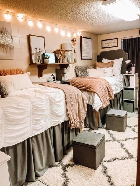 Cute Dorms For Two, Dorm Bed Set Up, Best Friend Dorm Room Ideas, Neutral Color Dorm Room Ideas, Dorm Room Ideas 2 People, Double Dorm Room Ideas Layout, Dorm Room Ideas Neutral Colors, Dorm Room Two Beds, 2 Person Dorm Room Ideas