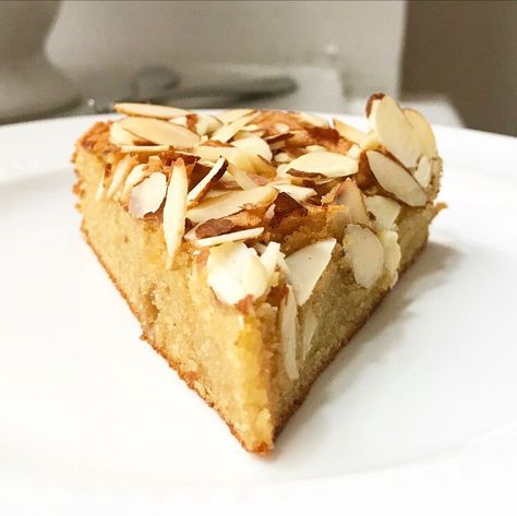 Flourless Almond Cake Ground Almond Cake, Flourless Almond Cake, Vanilla Almond Cake, Almond Flour Cakes, When It Rains It Pours, Almond Cake Recipe, Flourless Cake, Seasonal Fruit, Almond Extract