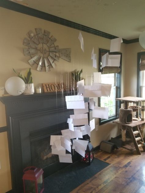 These magical, flying envelopes were a hit at our Harry Potter party. We used inexpensive fishing line to hold up envelopes, making them appear to be flying out of the fireplace! Harry Potter Flying Letters, Harry Potter Envelopes Fireplace, Harry Potter Fireplace Letters Diy, Harry Potter Fireplace, Hogwarts Decorations, Harry Potter Fire Place, Hogwarts Letter, Harry Potter Birthday Party, Harry Potter Birthday