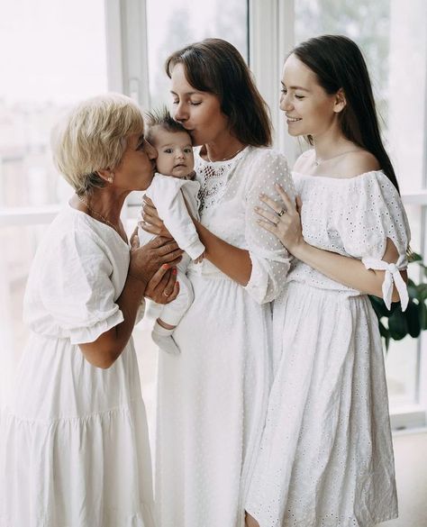 Mother’s Day Photoshoot With Grandma, Four Generation Photoshoot Ideas, Grandma Mom Daughter Photo, Generational Pictures Women, Mother Daughter Grandmother Photoshoot, Family Pictures Generations, Generational Photoshoot Ideas, 4 Generation Photoshoot Ideas, Four Generations Photo Ideas