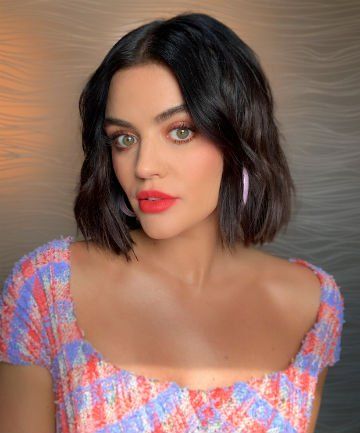 Look of the Day: Lucy Hale's Classic on a Budget Lucy Hale Short Hair, Lucy Hale Makeup, Lucy Hale Hair, Lucy Hale Style, Grown Out Pixie, Brown Hair Shades, Bold Makeup Looks, Hairstyles And Makeup, Girl Haircuts