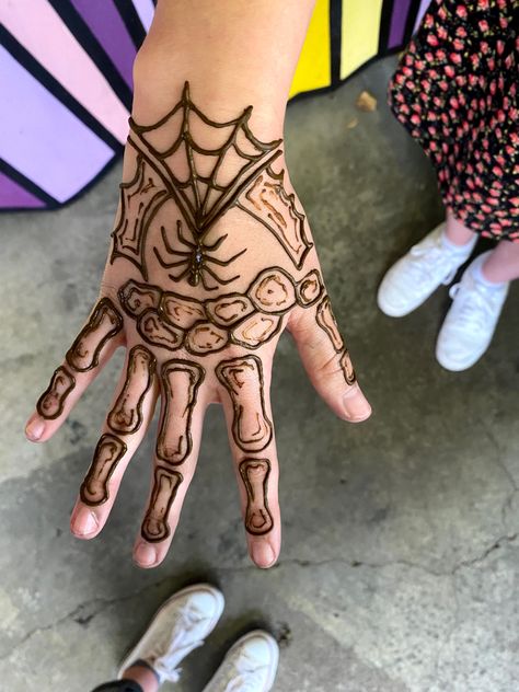 Henna Nature Designs, Edgy Henna Designs, Halloween Henna Tattoos, Alternative Henna Designs, Spider Henna Tattoo, Western Henna Designs, Henna Designs Halloween, Grunge Henna Designs, Spider Man Henna