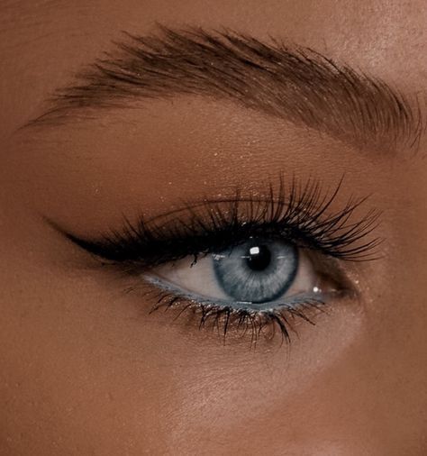 Turquoise Eyeliner Blue Eyes, Simple Makeup With Blue Dress, Light Prom Makeup Natural Blue Eyes, Simple Eyeliner Makeup Natural Looks, Simple Makeup Looks Homecoming, Boho Prom Makeup, Homecoming Makeup Ideas For Blue Dress, How To Make Blue Eyes Pop Natural, Makeup With Teal Dress