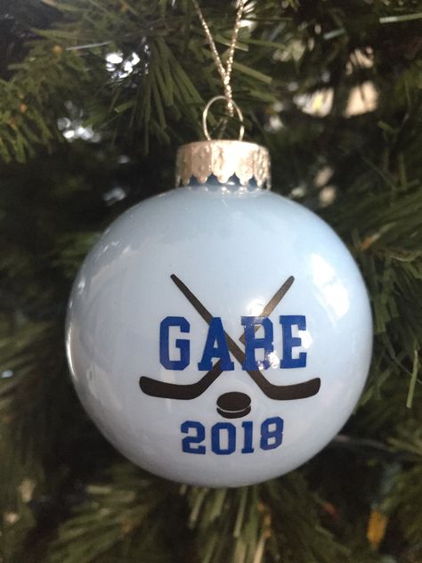 Painted inside of a glass ornament then cricut vinyl design. Hockey Ornaments Diy, Hockey Senior Night, Hockey Swag, Hockey Christmas Ornaments, Hockey Crafts, Hockey Ornaments, Homemade Christmas Ornaments Diy, Cricut Ornaments, Hockey Christmas