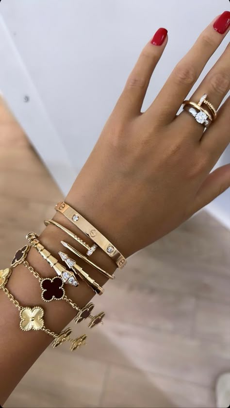 Van cleef and Cartier Xoxo Jewelry, Expensive Jewelry Luxury, Wrist Jewelry, Luxe Jewelry, Black Beaded Jewelry, Dope Jewelry, Jewelry Fashion Trends, Classy Jewelry, Jewelry Essentials