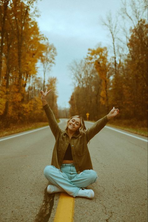 Places For Senior Pictures, Fall Woods Photoshoot, Middle Of The Road Photoshoot, Sinor Pictures, Midwest Fall, Fall Senior Session, Cute Senior Pictures, Creative Senior Pictures, Senior Photoshoot Poses