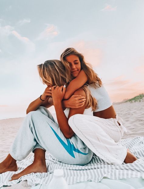 Cute Friend Poses, Cute Beach Pictures, Beach Instagram Pictures, Friendship Photoshoot, Sisters Photoshoot, Beach Pictures Friends, Photo Recreation, Best Friend Poses, Best Friend Photoshoot