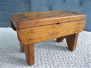 Primitive bench Primitive Bench, Old Benches, Brown Leather Recliner Chair, Rustic Stools, Step Stools, Vintage Stool, Primitive Furniture, Wood Stool, Foot Stool