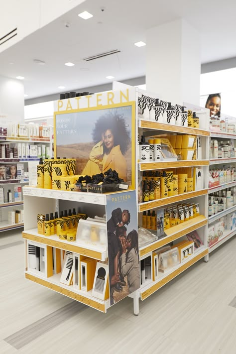 Pattern Beauty at retailer Ulta Beauty. Beauty Display Retail, Visual Marketing Display, Product Display Retail, Target Display, Store Product Display, Ulta Store, Beauty Retail, Event Booth Design, Retail Branding