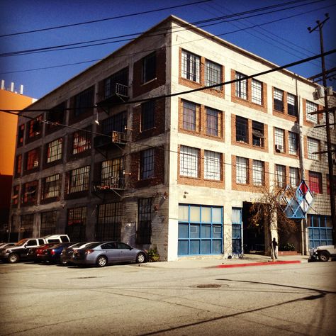 The apartment building from the hit tv show “New Girl”.  It's located at 837 Traction Ave, Los Angeles. La Apartment Building, La Apartment Exterior, New Girl Apartment, Dauntless Clothes, Apartment Building Exterior, Apartment Tv, Outfit Recipes, Downtown Loft, Los Angeles Downtown