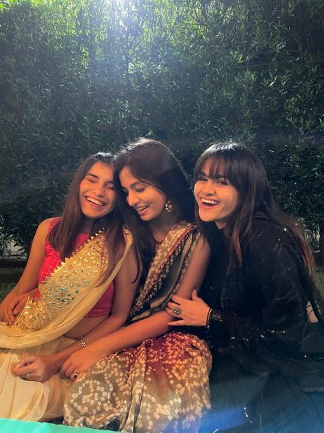 Indian Friends Aesthetic, Friends Aesthetic Indian, Farewell Poses With Friends In Saree, Indian Best Friends Pics, Farewell Aesthetic, Navratri Aesthetic, Diwali Aesthetic, South Asian Aesthetic, Desi Vibes