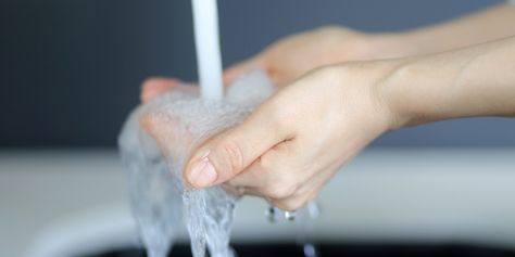 Handwashing Dos and Don'ts to Really Get Your Hands Clean First Aid Procedures, Basic First Aid, Water Delivery, Ways To Stay Healthy, Toxic Chemicals, Clean Makeup, Hot Water Heater, Pink Eyes, Makeup Sponge