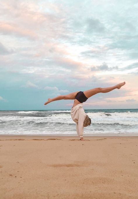 Gymnastics On The Beach, Gymnastics Sunset, Preppy Gymnastics, Sunset Photo Ideas, Beach Gymnastics, Gymnastics Aesthetic, Gymnastics Wallpaper, Basic Aussie, Beach Photo Ideas