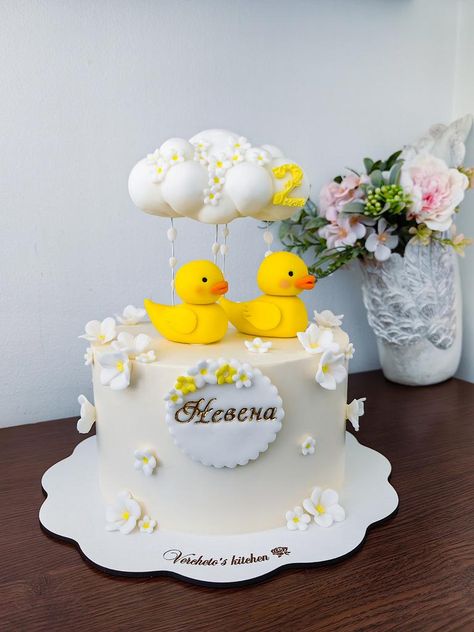 #babycakes #duck #clouds #flowers #buttercream #cakedesigner #cakedecorating #cakesdecor #cake #cakedecorating #cakeart #cakedecor #cakesdecor Cake With Duck Design, Duck Cakes Birthday, Cute Duck Cake, Birthday Cake Duck, Duck Theme Cake, Duck Cake Ideas, Duck Themed 1st Birthday, Duck Cake Design, Duck Birthday Cake