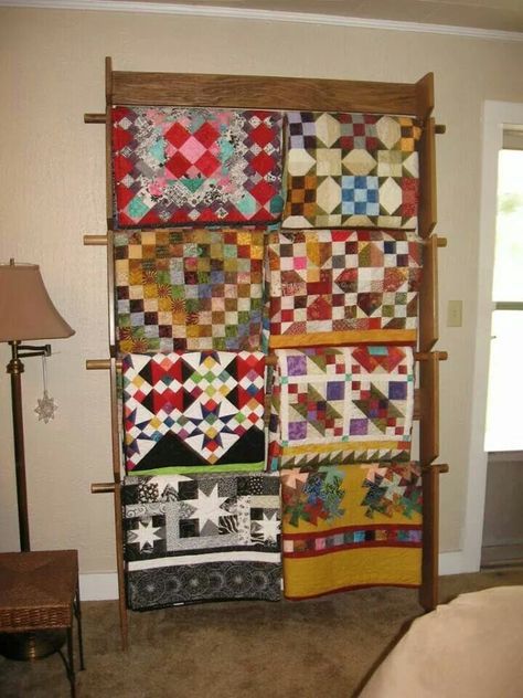 A great wall hanger for displaying quilts. Diy Quilt Rack, Quilt Rack Diy, Quilt Display Racks, Quilt Accessories, Quilt Room Organization, Quilt Racks, Quilt Hanging, Ladder Ideas, Colchas Quilting