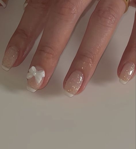 Nail Designs With Bow Charms, Short Nails With Pearls On Them, Simple Douyin Nails Short, Daisy Choi Nails, Short Asian Nails, Short Douyin Nail, Short Bow Nails, Short Coquette Nails, European Nails Trends