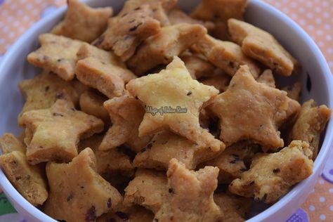 Achari-Mathri-Recipe-Khasta-Flavored-Mathi-Dry-Snacks-Magic-of-Indian-Rasoi-Priya R Ragi Crackers Recipe, Mathri Recipe Indian Snacks, Namkeen Para Recipe, Manipuri Dish, Rava Kesari Recipe Video, Mathri Recipe, Dry Snacks, Deep Fried, Yummy Snacks