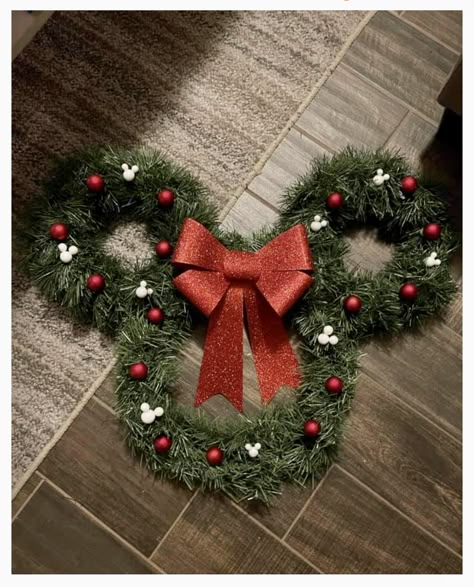 Minnie Wreath Diy, Disney Christmas Wreath Ideas, Mickey Theme Christmas Tree, Christmas Mickey Mouse Decorations, Mickey Wreath Diy, Mickey Mouse Wreath Diy, Diy Disney Christmas Decorations, Disney Christmas Decorations Outdoor, Mickey Christmas Wreath