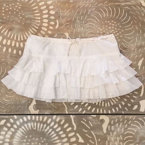 Frilly Mini Skirt, Mini White Skirt, Skirts Mini, White Frilly Skirt Outfit, White Skirt Aesthetic, White Mini Skirt Aesthetic, White Frilly Skirt, Skirts Coquette, Low Waisted White Skirt