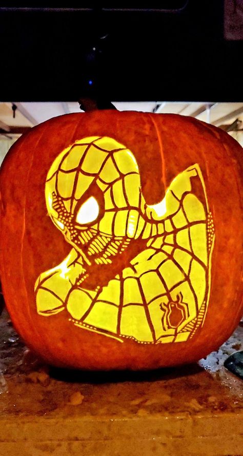 Spider Man Carved Pumpkin, Pumpkin Carving Ideas Spiderman, Pumpkin Carving Spiderman, Spider Man Pumpkin Carving, Pumpkin Carving Characters, Pumpkin Spiderman, Deadpool Pumpkin, Marvel Pumpkin Carving, Marvel Pumpkin