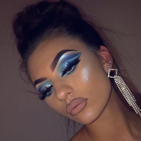 Royal Blue Makeup Looks, Sliver Makeup, Makeup Looks Black Women, Crazy Eye Makeup, Black And White Makeup, Artsy Makeup, Birthday Makeup Looks, Quinceañera Ideas, Blue Makeup Looks