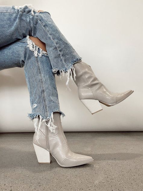 Cowboy Boots And Jeans, How To Wear Cowboy Boots, Boots And Jeans, White Cowboy Boots, Leather Western Boots, Western Boot, Red Bottoms, Cool Boots, Shoe Obsession