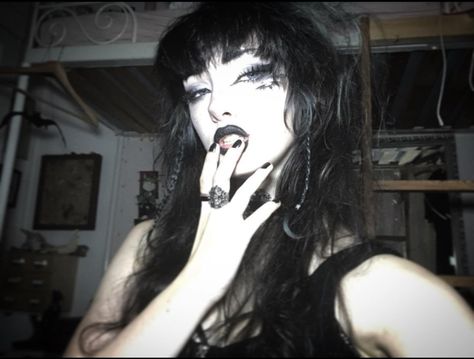 Goth Girls In The 90s, Goth Icon Pfp, Goth Selfie Ideas, Gothic Girl Aesthetic, Goth Pose, Goth Poses, Goth Selfie, Goth Lesbian, Gothic Instagram