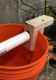 How to build a better Log Rolling Bucket Mouse Trap. Free step by step instructions. www.DIYeasycrafts.com Homemade Rat Traps, Rat Traps Diy How To Make, Rat Bucket Trap, Diy Mouse Trap, Diy Mouse Bucket Trap, Mouse Bucket Trap, Diy Mouse Traps Simple, Chipmunk Trap, Rat Trap Diy