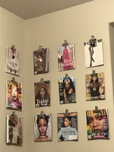 Purse Wall Display Aesthetic, Dorm Wall Decor Aesthetic, How To Display Magazines, Fun Room Ideas Creative, Magazine Wall Display, Wallpaper On Tv Wall, Bag Wall Display, Magazine Decor Ideas, Apartment Inspo College