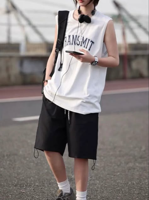 Summer Normcore Outfit, Baggy Outfits For Summer, Boyish Summer Outfits, Summer Boyish Outfits, Tomboy Beach Outfits, Summer Outfits Tomboy, Tomboy Style Summer, Tomboy Fashion Summer, Tomboy Summer Outfits