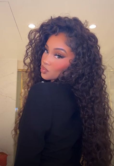 Super Long Curly Hairstyles, Big Wavy Hair Black Women, Saweetie Curly Hair, Curly Hairstyles Elegance, Long Curly Hair Side Part, Curly Hair Wig Hairstyles, Vacation Curly Hairstyles, Cute Bday Hairstyles, Curly Hair Weave Sew Ins