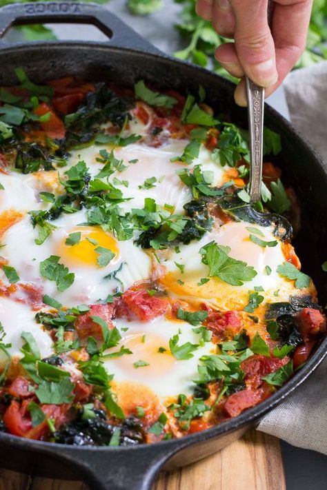 Eggs simmer in a spicy tomato sauce with kale and sausage in this savory and filling Shakshuka. This Paleo and Whole30 Shakshuka makes a comforting and healthy meal for brunch, dinner, or whenever! Kale And Sausage, Whole 30 Breakfast, Whole 30 Diet, Breakfast Hash, Spicy Tomato Sauce, Sweet Potato Chili, Paleo Lunch, Easy Paleo, Paleo Whole 30