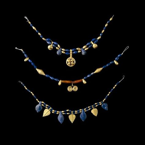 Ancient Sumer, Ancient Jewels, Ancient Jewellery, Historical Jewellery, Long Pearl Necklaces, Egyptian Jewelry, Pearl Jewelry Necklace, Ancient Jewelry, Mesopotamia