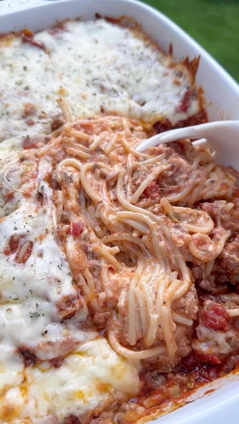 Million dollar spaghetti casserole is comfort food at its best made with creamy Alfredo pasta baked a hearty meat sauce and melted cheese topping. #pasta #dinner #recipe Marry Me Pasta, Creamy Alfredo Pasta, Million Dollar Spaghetti Casserole, Alfredo Pasta Bake, Creamy Spaghetti, Baked Spaghetti Casserole, Baked Spaghetti Recipe, Million Dollar Spaghetti, Creamy Pasta Sauce