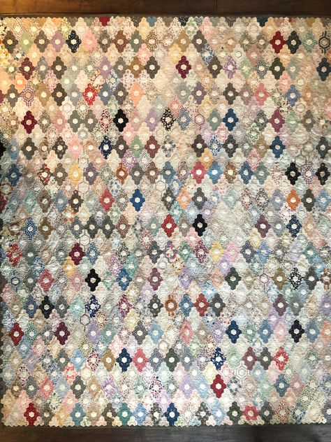 Quilt Grandmother’s Flower Garden – abigailheche English Paper Pieced Quilts, Hexies Projects English Paper Piecing, Epp Hexagon Projects, Vintage Quilt Patterns 1930, Vintage Quilts 1930s, Modern Hexies, Hexi Quilt, Hexagon Tile Pattern, Hexie Projects