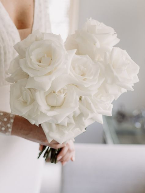 Full White Bridal Bouquet, Reflexed Rose Bouquet, Roses In Bud Vases, White Rose Bridal Bouquet, White Rose Bouquet, Wedding Decors, White Roses Wedding, Austin Rose, Rose Bridal Bouquet