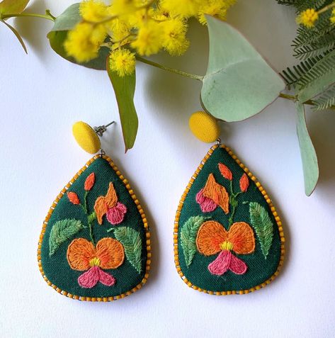 Felt Embroidery Earrings, Hand Embroidery Earrings, Embroidered Earrings Diy, Diy Embroidery Earrings, Embroidered Jewellery, Hand Embroidered Jewelry, Embroidery Earrings, Textile Earrings, Embroidery Hoop Art Diy