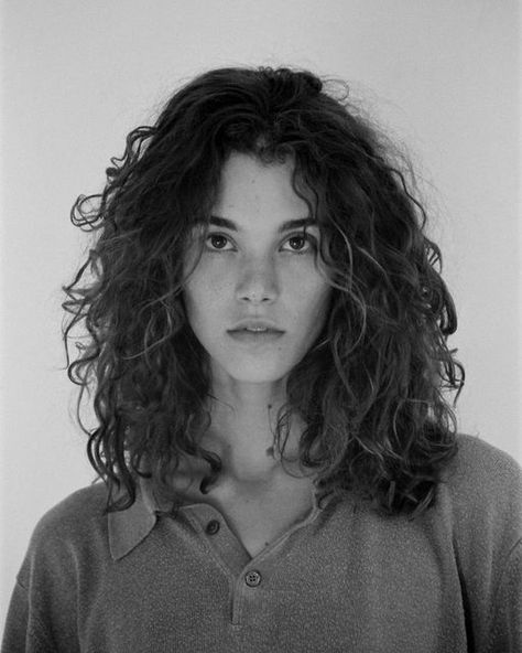 Pauline Hoarau, Shoulder Length Curly Hair, Dark Curly Hair, Short Dark Hair, Instagram Portrait, Front Hair Styles, Haircut And Color, Minimalist Photography, Cut My Hair