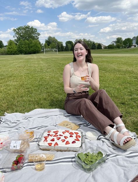 Picnic Brunch Outfit, Garden Party Outfit Pants, Picnic Outfit Ideas Casual Jeans, Picknick Outfit, Picnic Day Outfit, Picnic Outfit Ideas Casual, Ootd Picnic, Spring Picnic Outfit, Picnic Fits