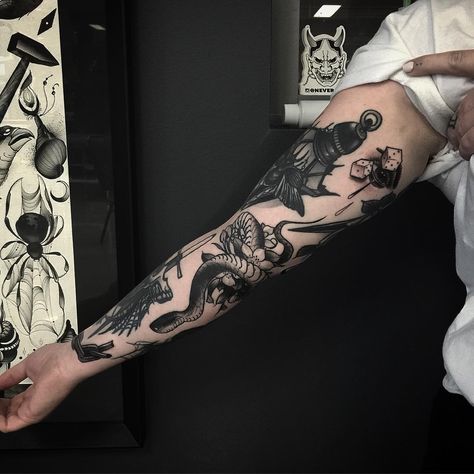 Neo Traditional Tattoos Black, Tattoo Old School Black, Traditional Tattoos Black, Patchwork Tattoo Sleeve, School Black And White, Patchwork Sleeve Tattoo, Neo Traditional Tattoos, Sleeve Tattoo Designs, Tattoo Old School