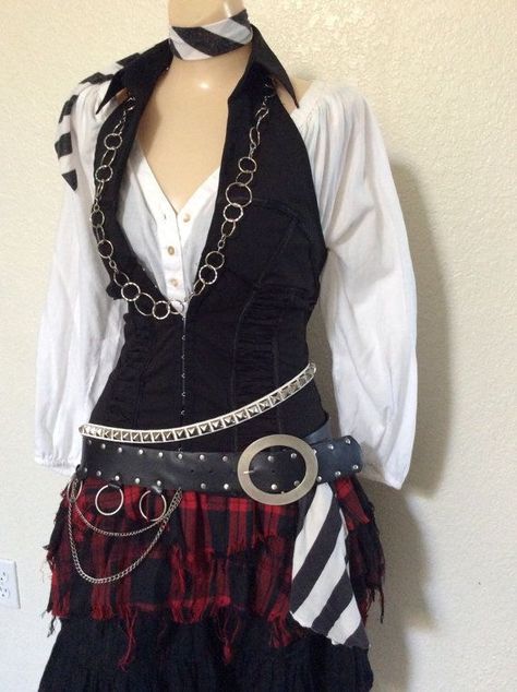 Yennefer Cosplay, Girl Halloween Costume Ideas, Pirate Halloween Costume, Pirate Costume Diy, Pirate Garb, Halloween Costume Ideas For Couples, Female Pirate Costume, Costume Ideas For Couples, Girl Halloween Costume